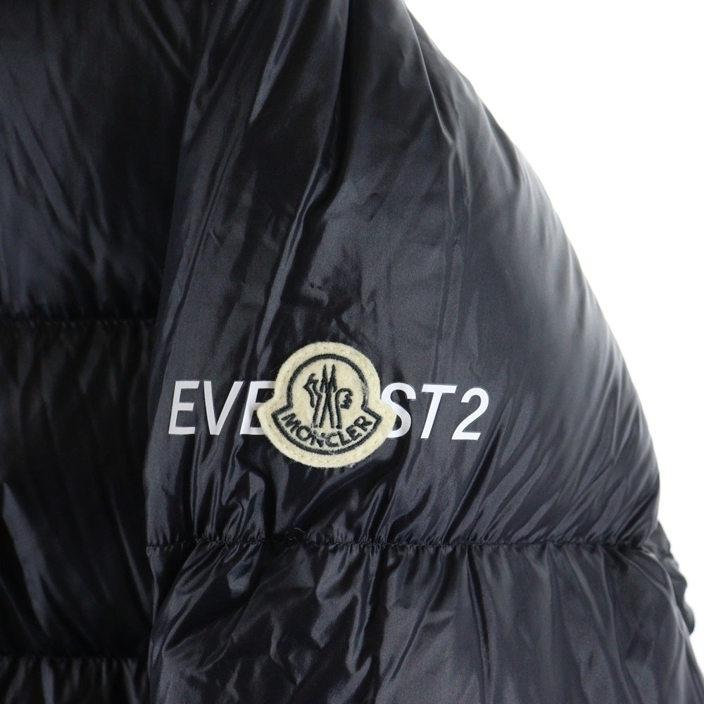 MONCLER(モンクレール) 23AW ×FRAGMENT AMARANTH フラグメント アマランサス バックプリント ワッペンロゴ ジップアップ ダウンジャケット ブラック I209U1A00003 M3078