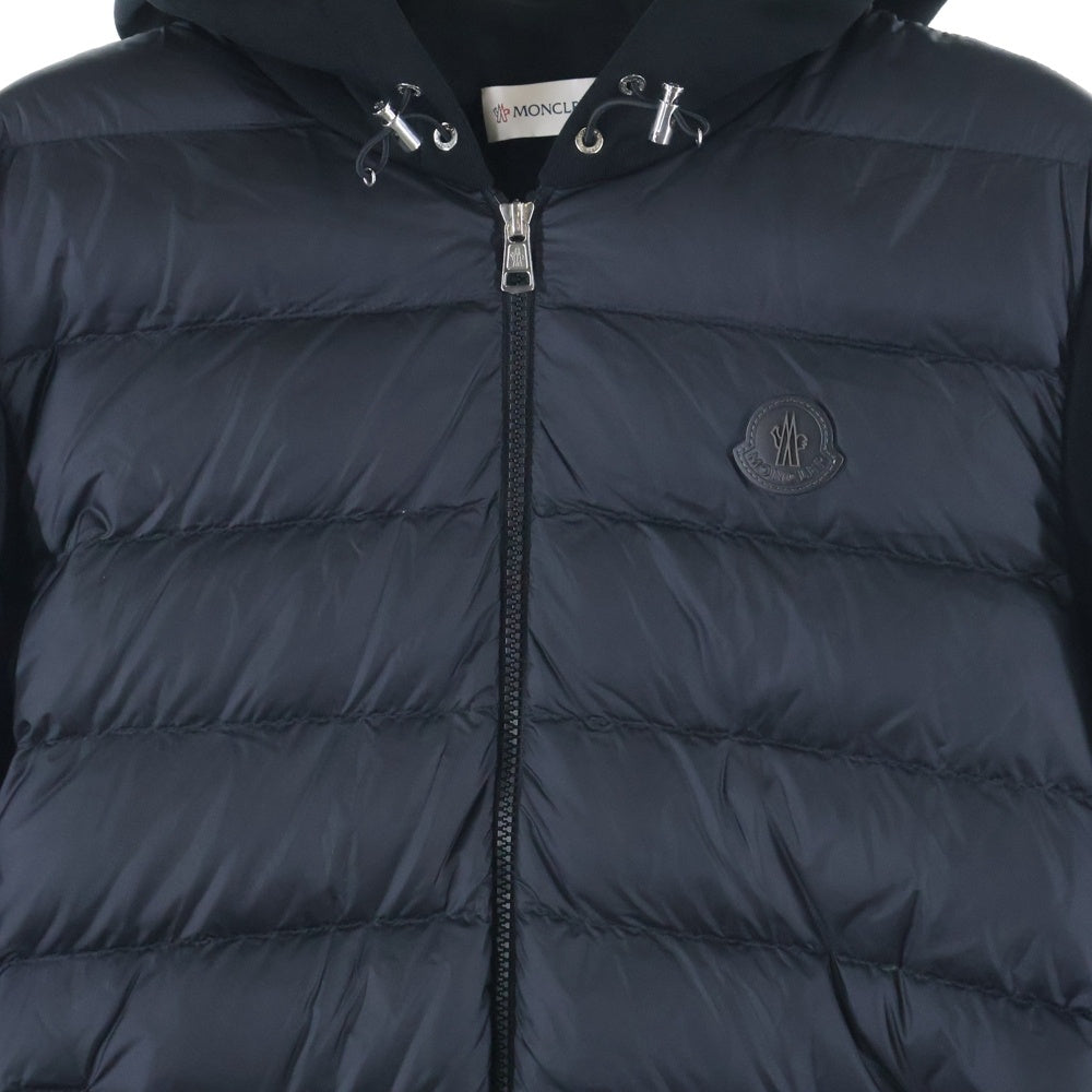 MONCLER(モンクレール) 23AW FELPA APERTA CON CAPPUCCIO レザーワッペンロゴ スウェット切り替え フーデッド ジップアップ ダウンジャケット ブラック I20918G00035 809KZ