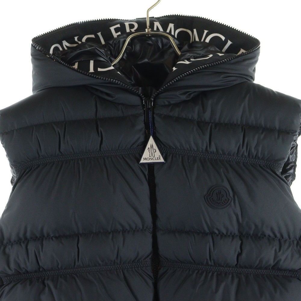 MONCLER(モンクレール) 23AW WESER ヴェーザ ラバーワッペン ロゴ プリント フーデッド ジップアップ ダウンベスト ジレ ブラック I20931A00025 596IU