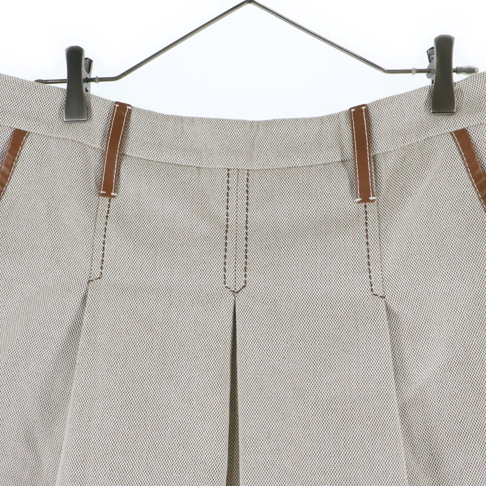 miumiu(ミュウミュウ) ワッペンロゴ レザートリム タックデザイン ミディアム スカート ベージュ/ブラウン レディース MG2198