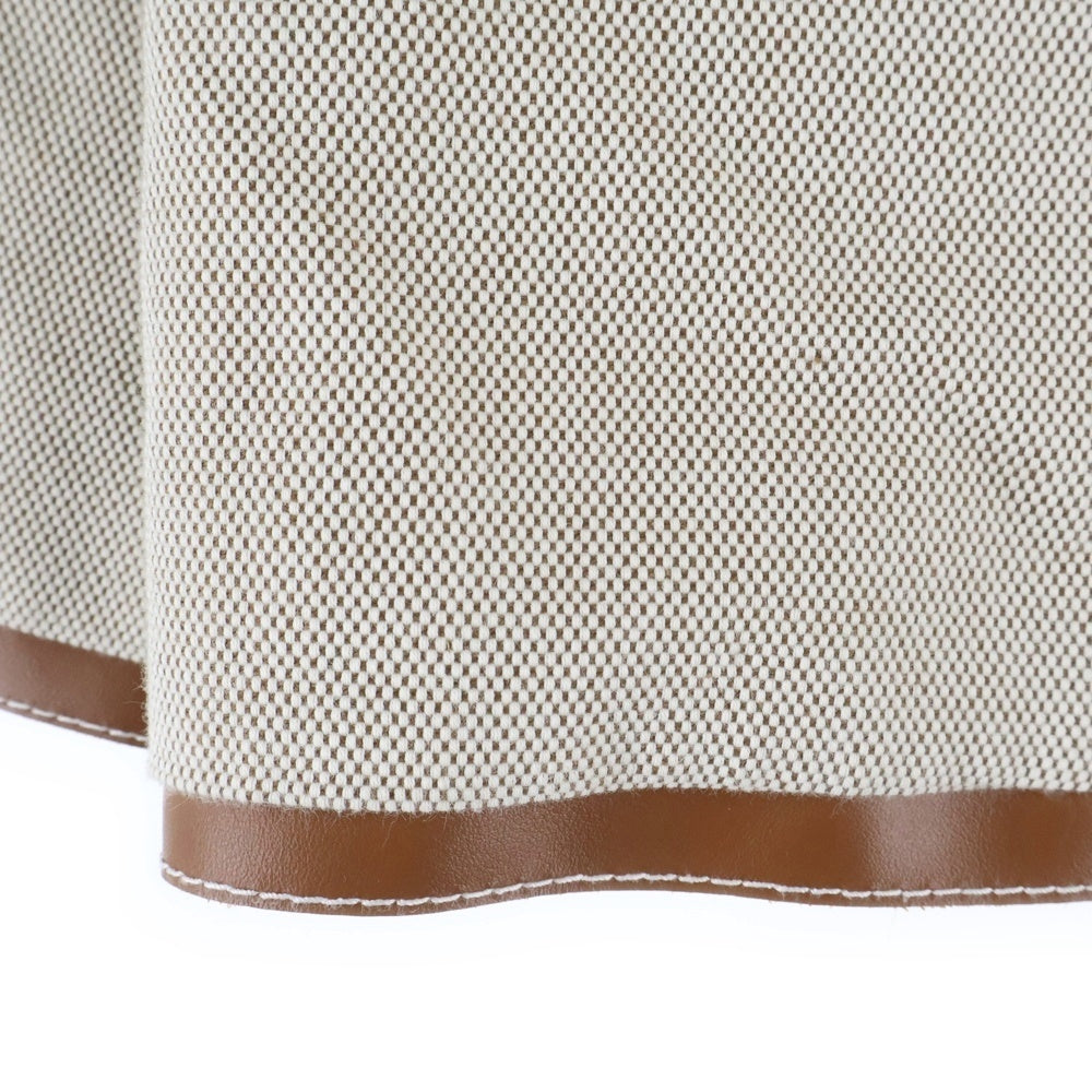 miumiu(ミュウミュウ) ワッペンロゴ レザートリム タックデザイン ミディアム スカート ベージュ/ブラウン レディース MG2198