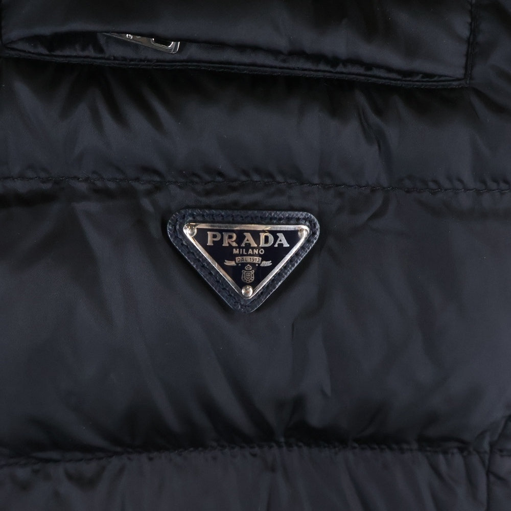 PRADA(プラダ) 20AW トライアングルロゴプレート スタンドカラー ジップアップ ダウンベスト ブラック レディース 290546