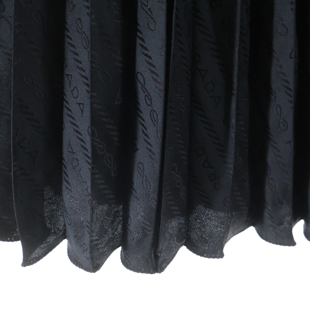PRADA(プラダ) 22AW ロゴ総柄 ペチコート付プリントプリーツロングスカート ブラック P136U レディース