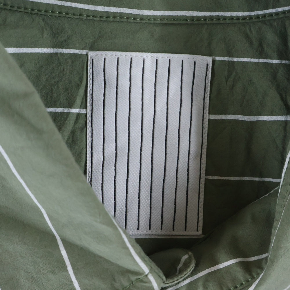 S.F.C(ストライプス フォー クリエイティ) フロントボタン ストライプ レギュラーカラー長袖シャツ カーキ -