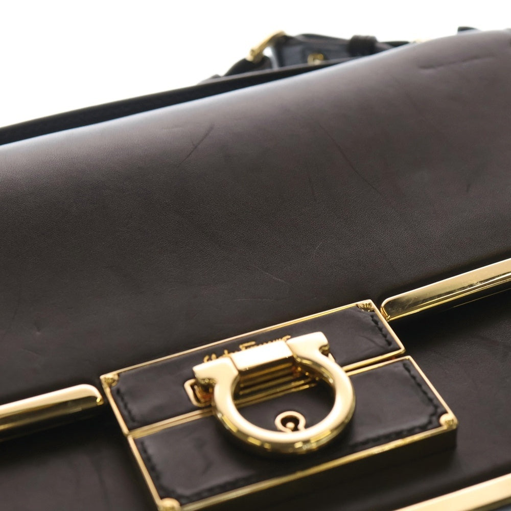 FERRAGAMO(フェラガモ) アイリーン ロックフラップ ショルダーバック ショルダーポシェット ブラック レザー ゴールド金具 レディース