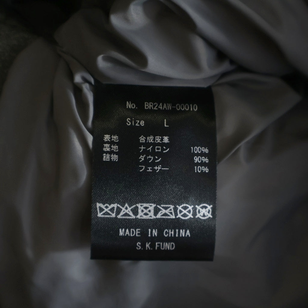 BREATH(ブレス) 24AW エンボスロゴ フェイクレザー スタンドカラー ショート ダウンジャケット グレー BR24AW-0010