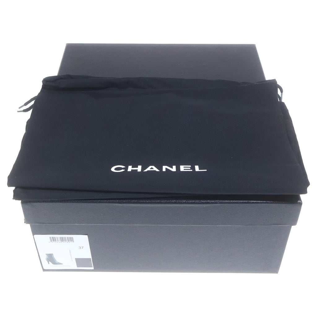 CHANEL(シャネル) ロゴプレート レザー ヒール ポインテッドトゥ サイドジップ ショートブーツ シューズ ブラック レディース G33115