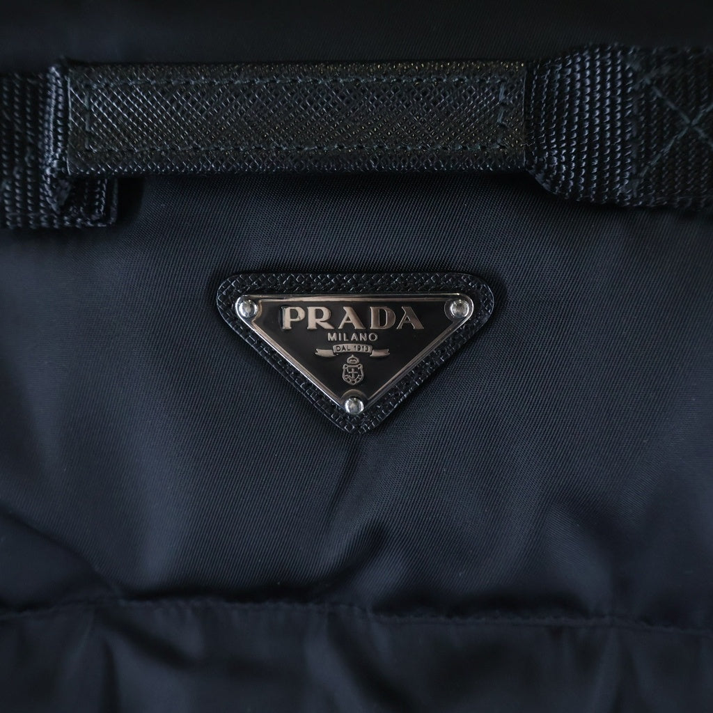 PRADA(プラダ) トライアングルロゴプレート ジップアップ ダウンジャケット ブラック SGV091