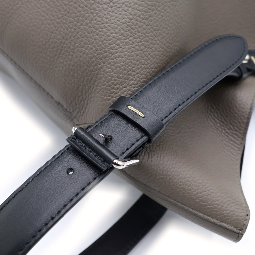 Maison Martin Margiela(メゾンマルタンマルジェラ) ドレサージュ ラージ レザー 2WAY ハンドバッグ ショルダーバッグ グラファイトカーキ レディース