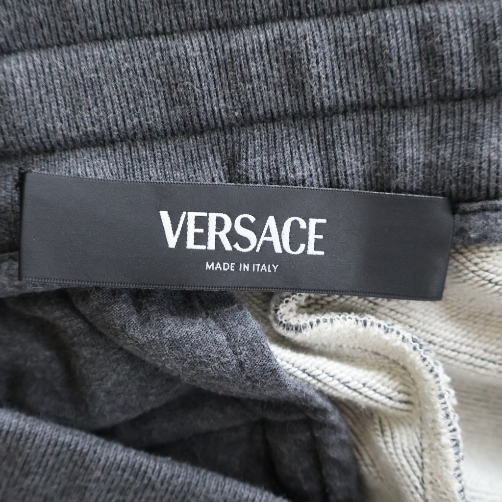 VERSACE(ヴェルサーチ) ロゴ刺繍 パイルジャガード バロック柄切り替え スウェット トラック ジョガー パンツ グレー 1013974