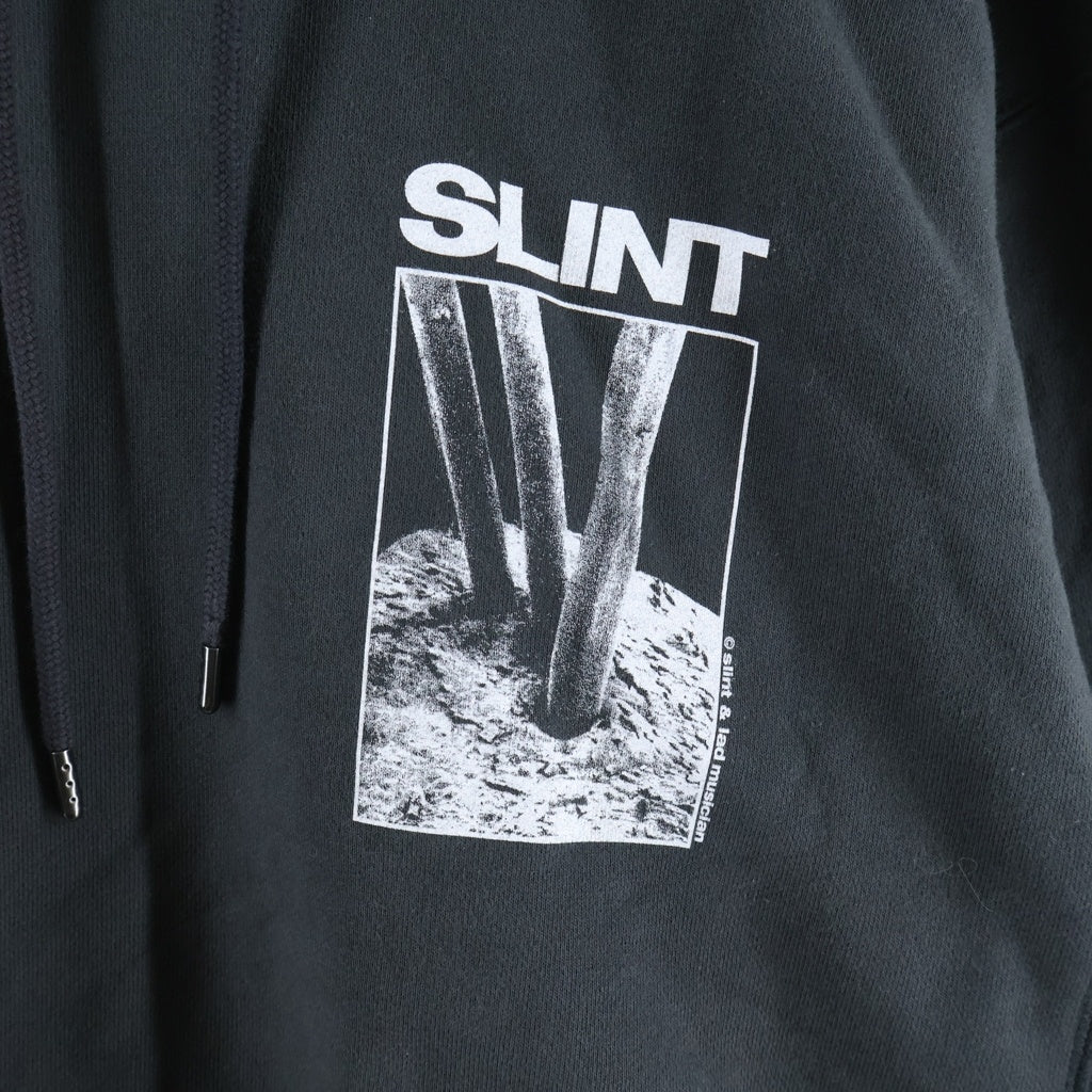 LAD MUSICIAN(ラッドミュージシャン) 23AW ×SLINT スリント グラフィックプリント スウェット ジップアップ パーカー ブラック 2223-606