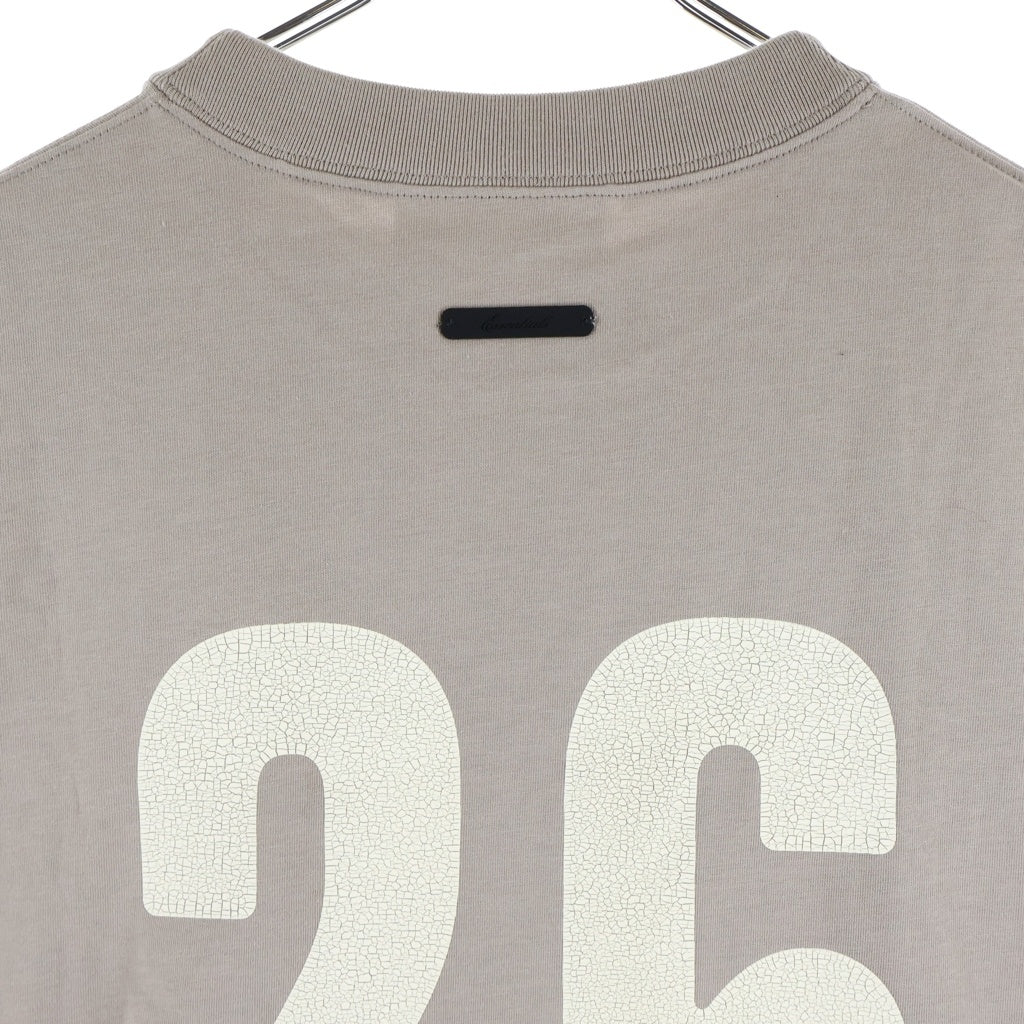 FEAR OF GOD ESSENTIALS(フィアオブゴッド エッセンシャルズ) CUT OFF 90s TEE フロントロゴプリント マーチ ボクシーフィット 半袖Tシャツ チャコール