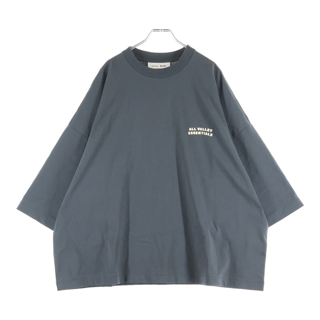 FEAR OF GOD ESSENTIALS(フィアオブゴッド エッセンシャルズ) ALL VALLEY オールバリー フロントロゴプリント 半袖Tシャツ ロンT グレー