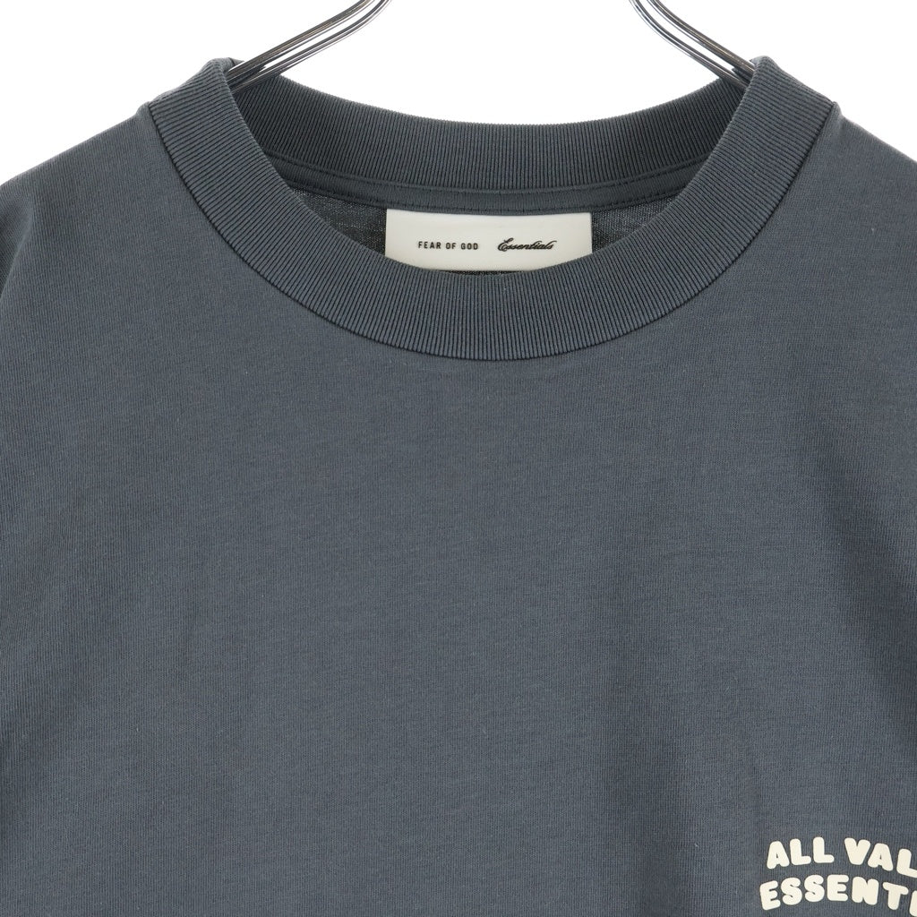 FEAR OF GOD ESSENTIALS(フィアオブゴッド エッセンシャルズ) ALL VALLEY オールバリー フロントロゴプリント 半袖Tシャツ ロンT グレー