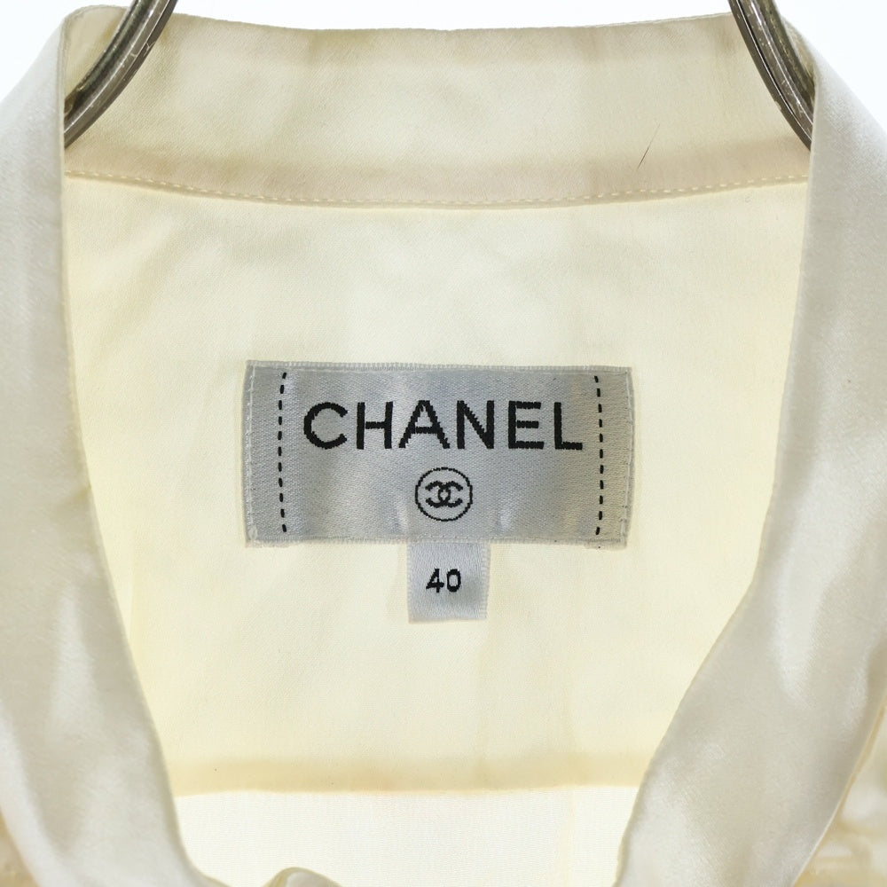 CHANEL(シャネル) ココマーク グリポワボタン ギャザーフリル スタンドカラー ノースリーブ シルク ブラウス シャツ ホワイト/アイボリー レディース P547571V1484