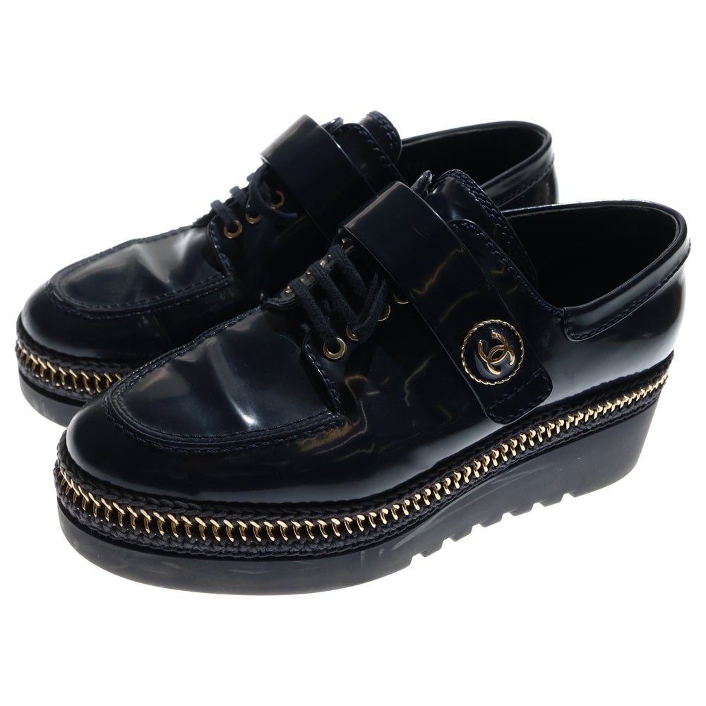 CHANEL(シャネル) ココマーク ロゴプレート パテントレザー ベルトデザイン チェーン レースアップ ローカットシューズ ゴールド金具 ネイビー レディース G37675