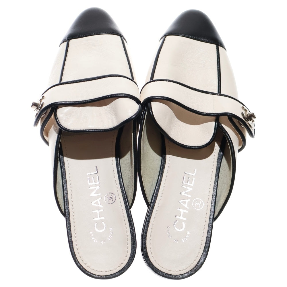 CHANEL(シャネル) ココマーク ターンロック レザー パイピング フラットシューズ サンダル ミュール ホワイト/ブラック レディース G34666