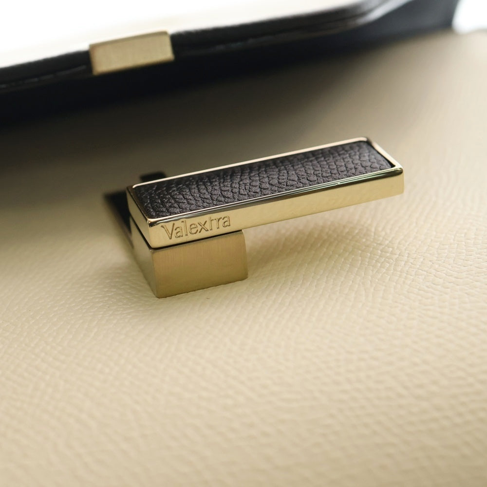 Valextra(ヴァレクストラ) イジィデ ミディアム キアロスクーロ バイカラー レザー 2WAY ハンド ショルダーバッグ ゴールド金具 アイボリー/ブラック レディース