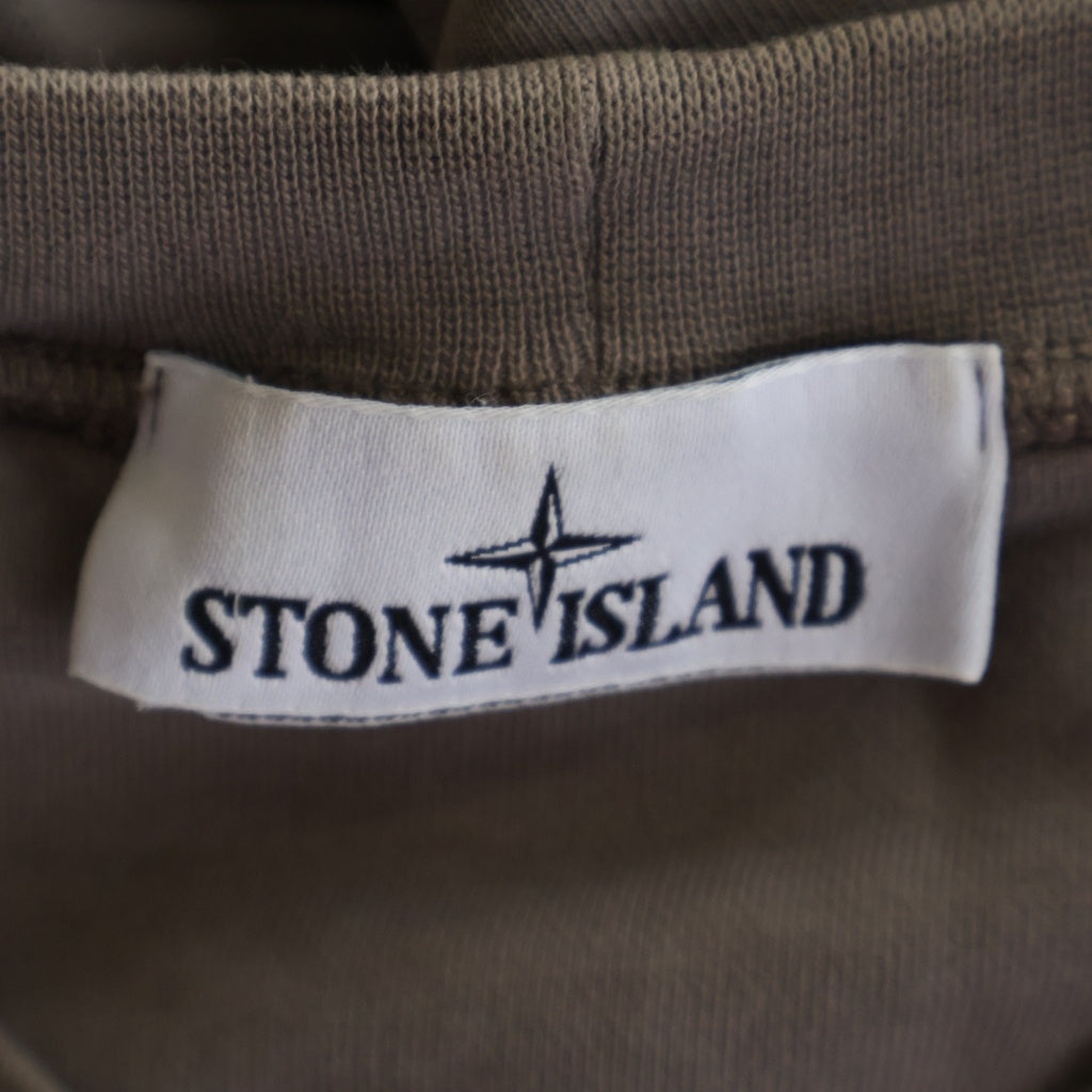 STONE ISLAND(ストーンアイランド) サイドロゴパッチ クルーネック 長袖トレーナー スウェット ライトブラウン グレー 801563051