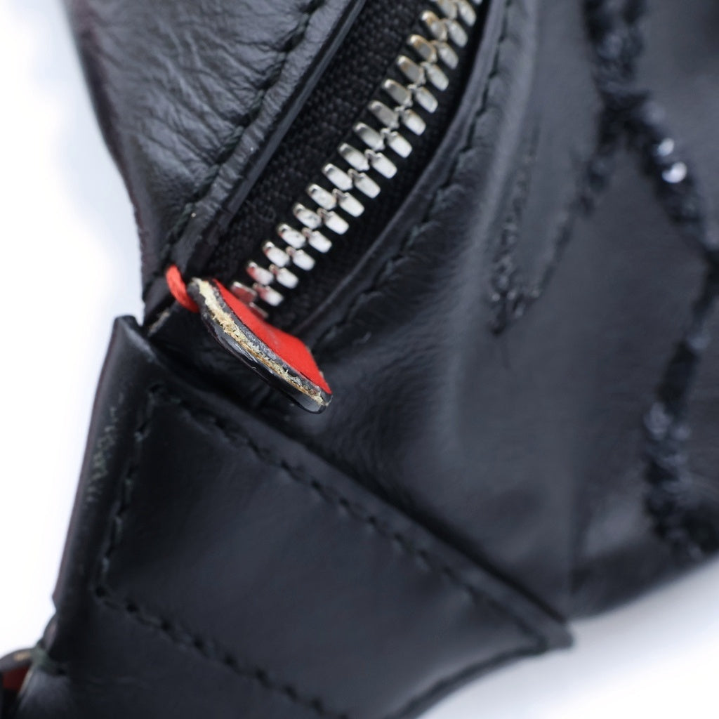 CHRISTIAN LOUBOUTIN(クリスチャンルブタン) メリージェーン スパンコールロゴ レザー ボディ ショルダーバッグ ブラック/レッド