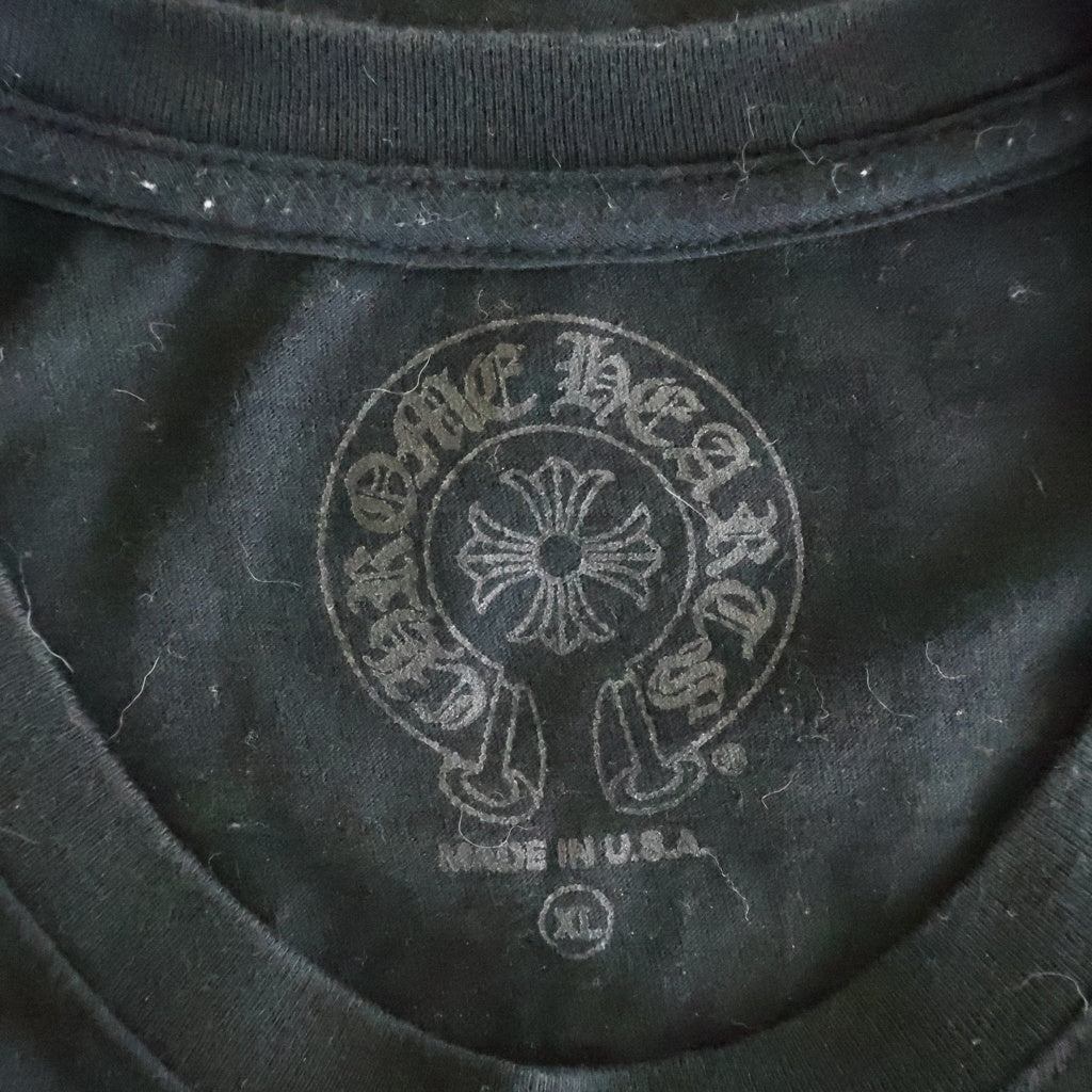 CHROME HEARTS(クロムハーツ) Tokyo Limited Back Scroll Tee 東京限定 バックスクロール ヴァーティカルロゴ ポケット プリント クルーネック 半袖 Tシャツカットソー ブラック