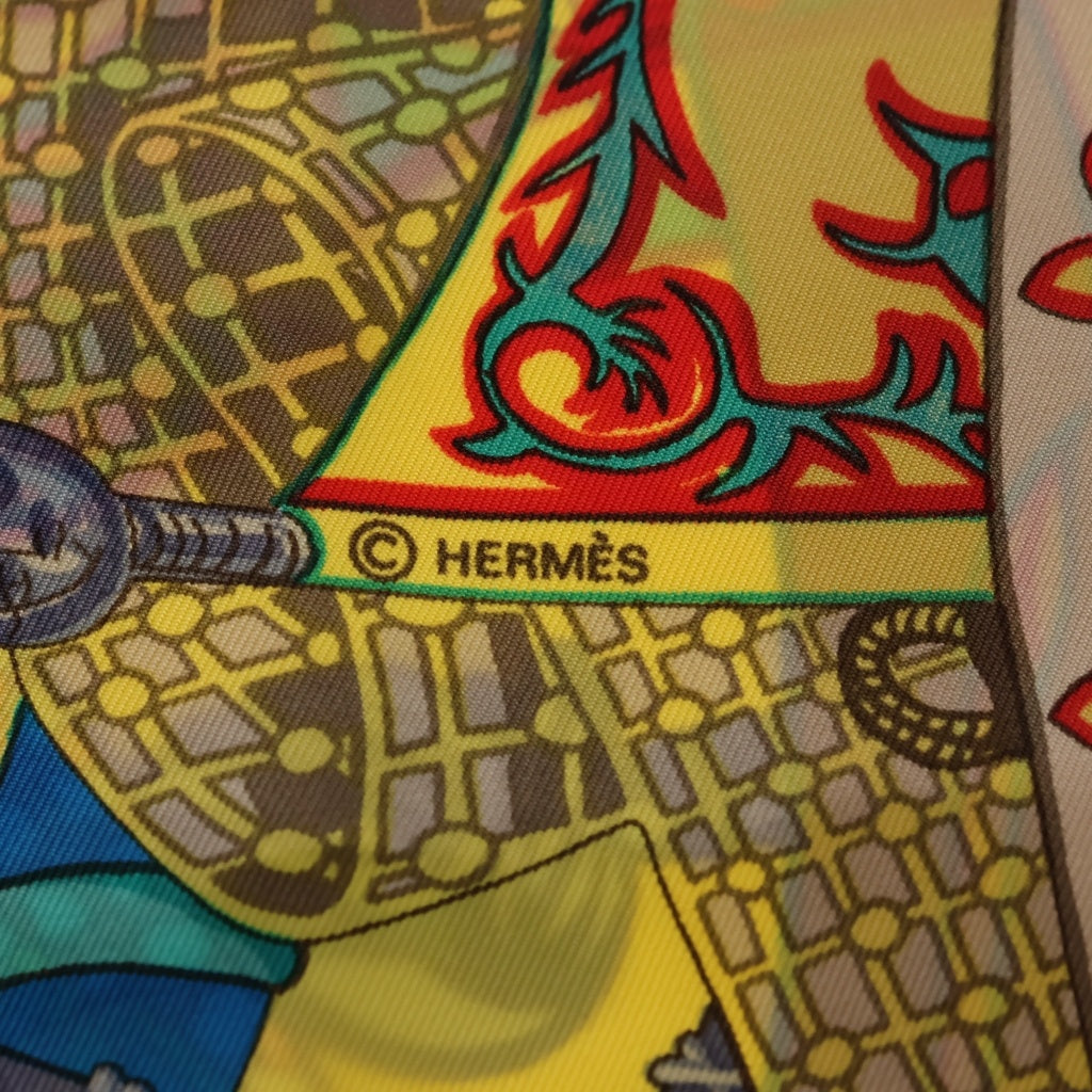 HERMES(エルメス) カレ90 Etendards et Bannieres エスタンダールとバナーヌ/幾何学的な旗や軍旗柄 シルクスカーフ イエロー×ブルー×レッド レディース