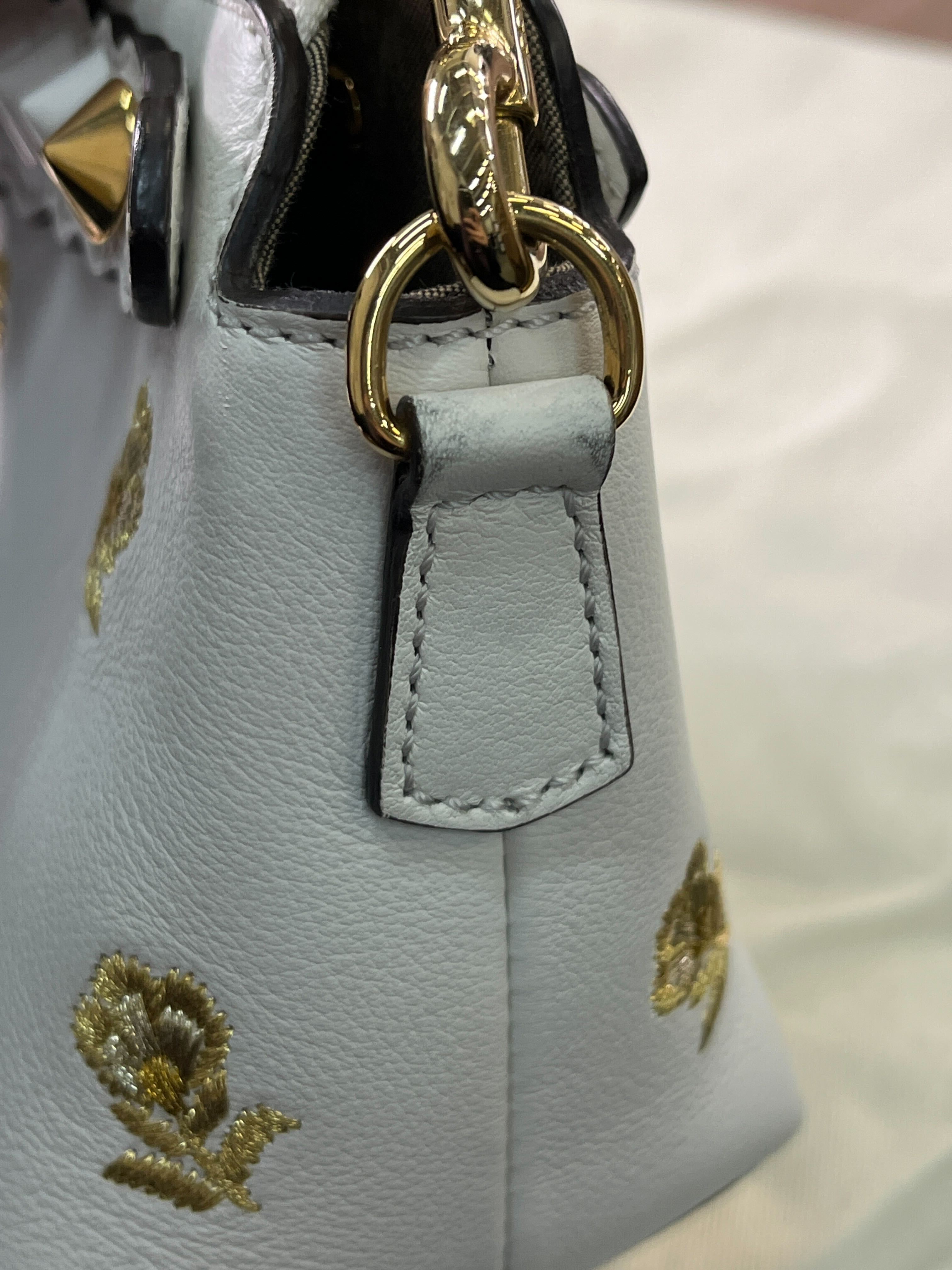 FENDI(フェンディ) バイザウェイミニ ショルダーバッグ ホワイト×ゴールド レザー 刺繍 フラワーモチーフ ゴールド金具 8BL135